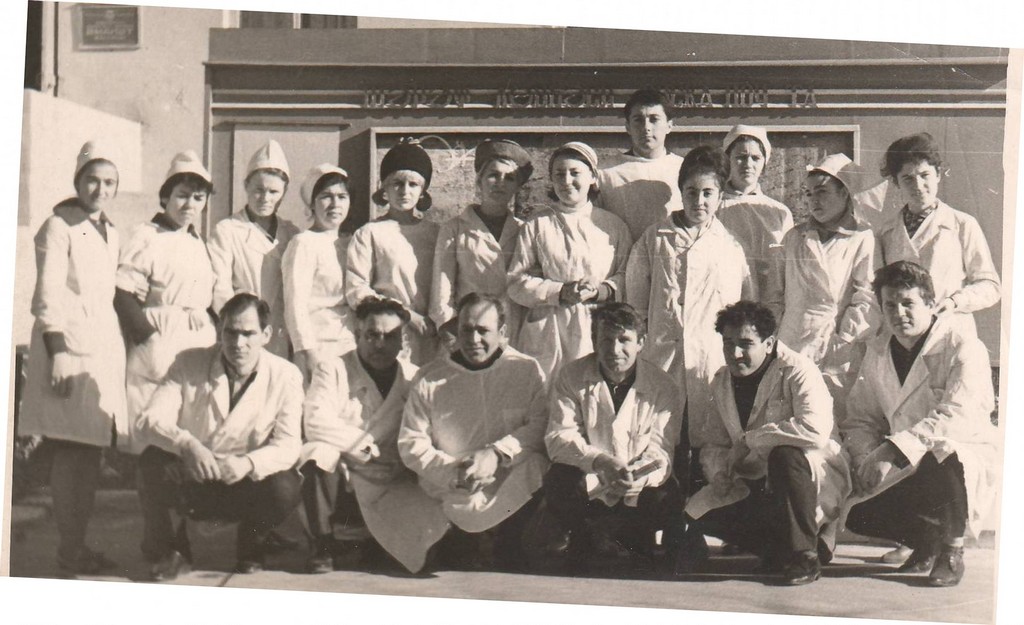 Студент Анатолий Гариев на практике в г. Баку на химико-фармацевтическом заводе (верхний ряд в центре).
