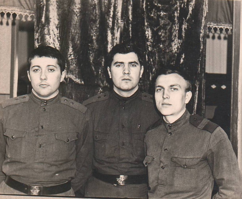 Анатолий Гариев – курсант центральных курсов (первый слева). 1970 год.  
