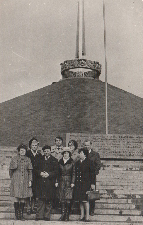 Белорусские коллеги с гостями ГАПУ Молдавской ССР на Кургане Славы. 1977 год.