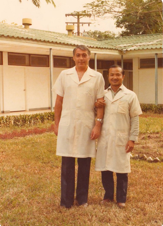 А.Х. Гариев и главный врач госпиталя г. Вьентьян. 1982 год.
