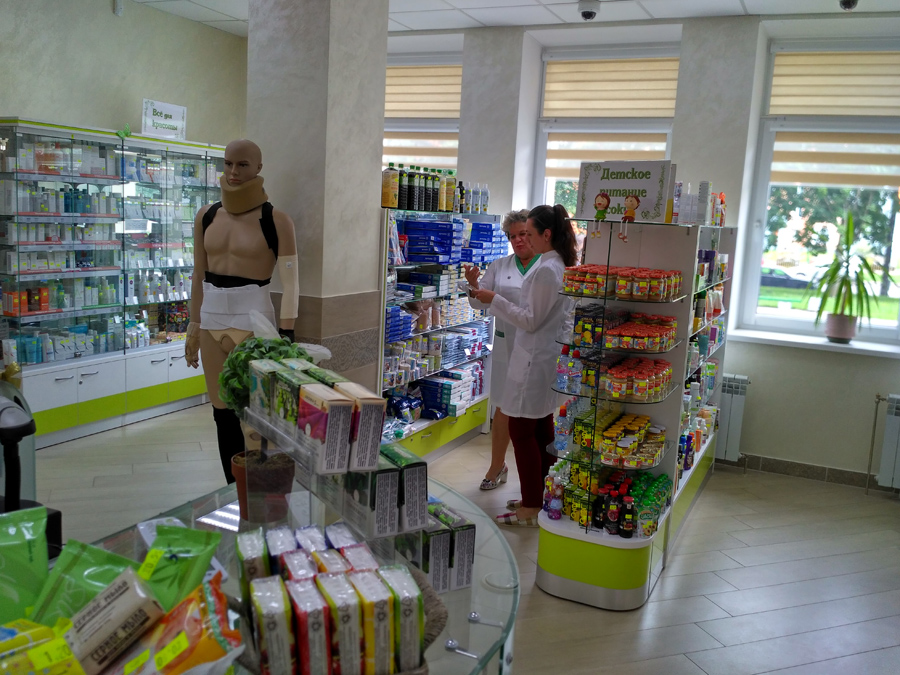 Заведующая аптекой № 32 Елена Иосифовна Астапенко знакомит студентку 3-го курса БГМУ Надежду Бунар с организацией открытой выкладки товаров аптечного ассортимента